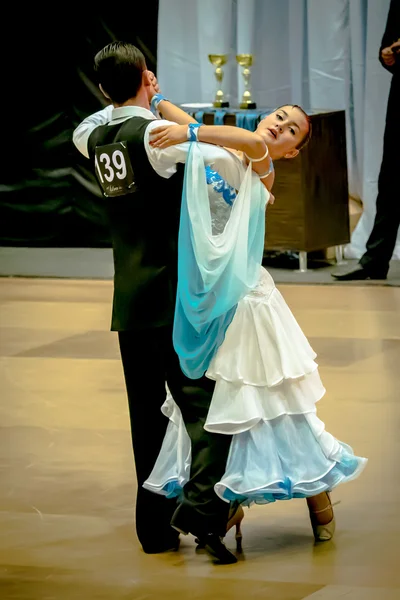 Competidores bailando vals lento en la conquista de la danza — Foto de Stock