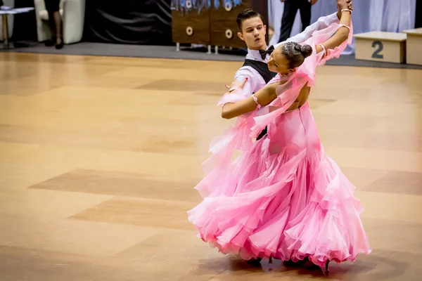 Concurrenten langzame wals dansen op de verovering van de dans — Stockfoto