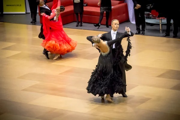 Konkurrenter dans långsam vals på dans erövringen — Stockfoto