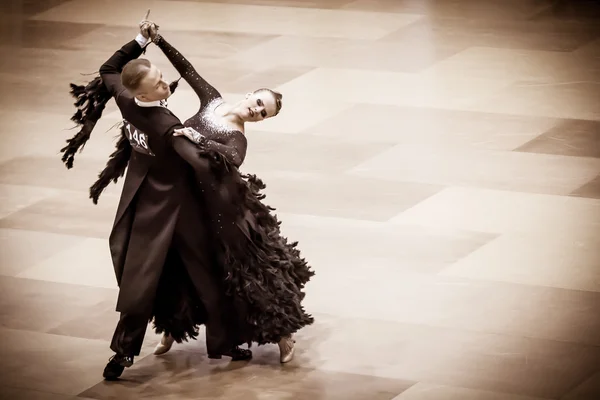 Competidores dançando valsa lenta na conquista da dança — Fotografia de Stock