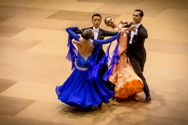 Konkurrenter dans långsam vals på dans erövringen — Stockfoto