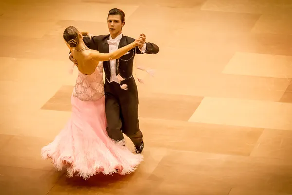 नृत्य विजय पर धीमी वॉल्ट्ज नृत्य करने वाले प्रतियोगी — स्टॉक फ़ोटो, इमेज
