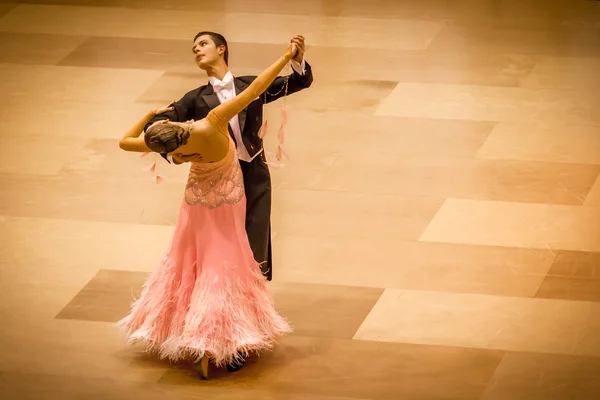 Competidores dançando valsa lenta na conquista da dança — Fotografia de Stock