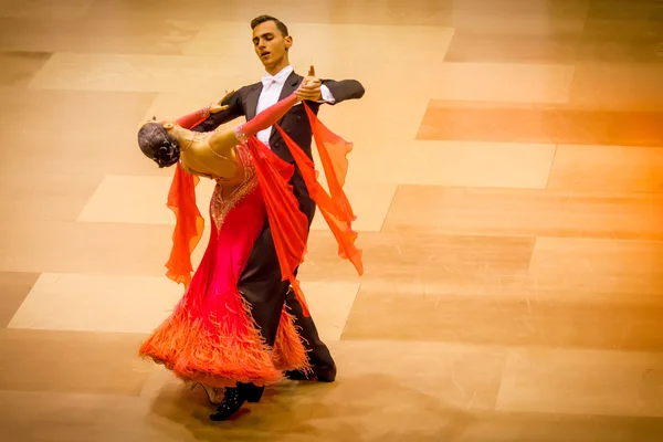 Competidores bailando vals lento en la conquista de la danza — Foto de Stock