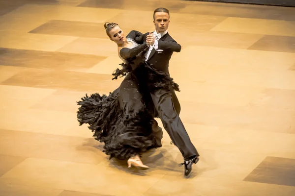 Competidores dançando valsa lenta na conquista da dança — Fotografia de Stock