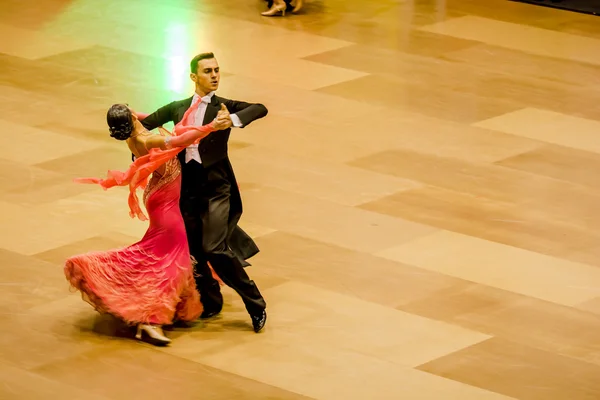 Concurrenten langzame wals dansen op de verovering van de dans — Stockfoto
