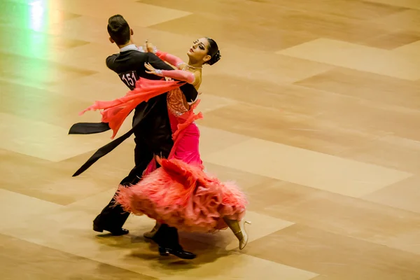 Concorrenti che ballano il valzer lento sulla conquista della danza — Foto Stock