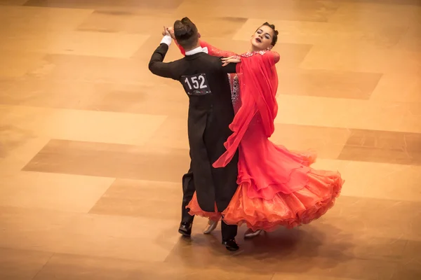 Competidores dançando valsa lenta na conquista da dança — Fotografia de Stock