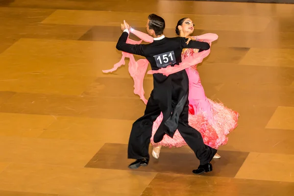 Compétiteurs dansant valse lente sur la conquête de la danse — Photo