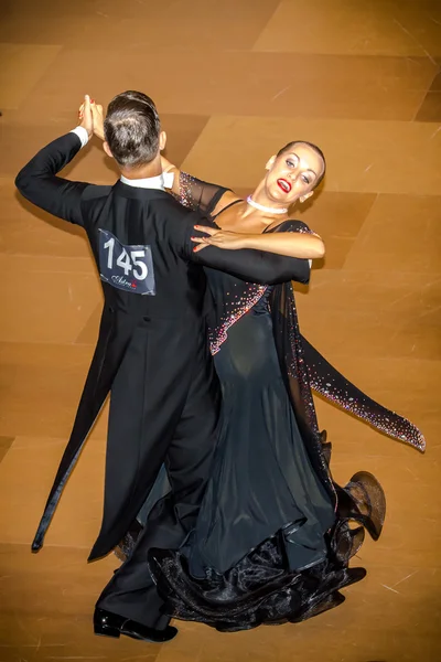 Konkurenti tančí pomalý Valčík na dobytí tanec — Stock fotografie