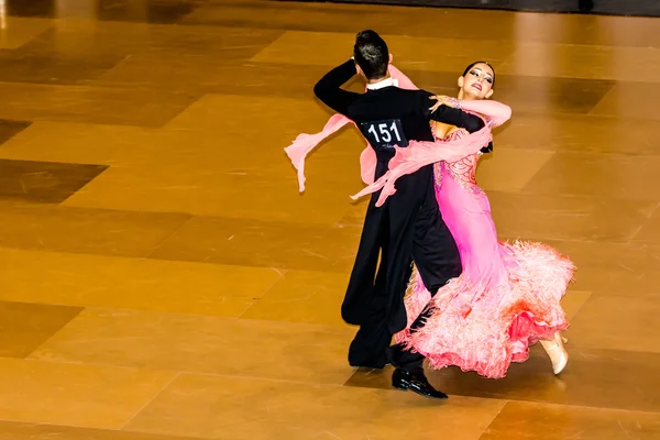 Ανταγωνιστές που χορεύουν βαλς αργή για την κατάκτηση του χορού — Φωτογραφία Αρχείου