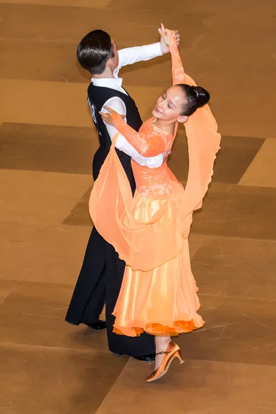 Competidores bailando vals lento en la conquista de la danza —  Fotos de Stock