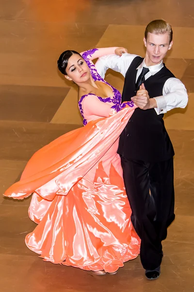 Competitors dancing slow waltz on the dance conquest — Stock Photo, Image