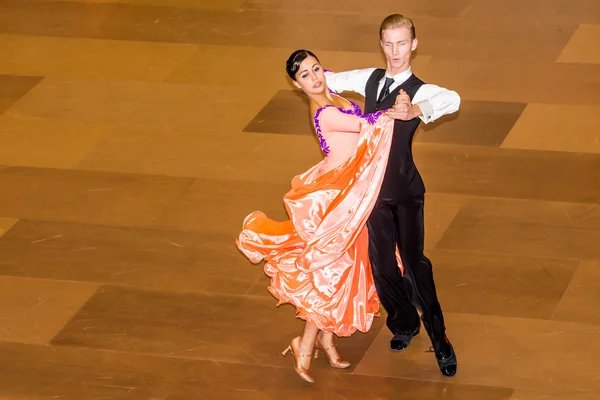Concorrenti che ballano il valzer lento sulla conquista della danza — Foto Stock
