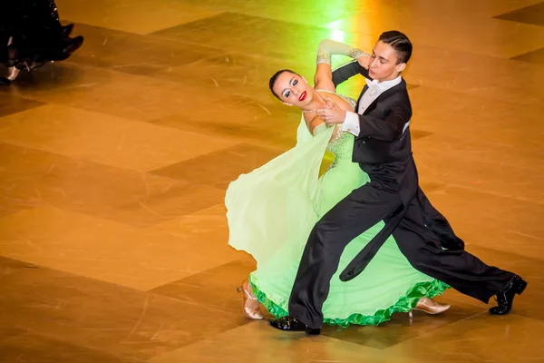 Competidores bailando vals lento en la conquista de la danza —  Fotos de Stock