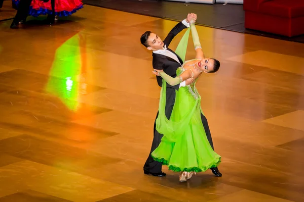 Yarışmacılar yavaş vals dansı conquest üzerinde dans — Stok fotoğraf