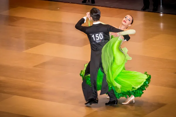 Competidores dançando valsa lenta na conquista da dança — Fotografia de Stock