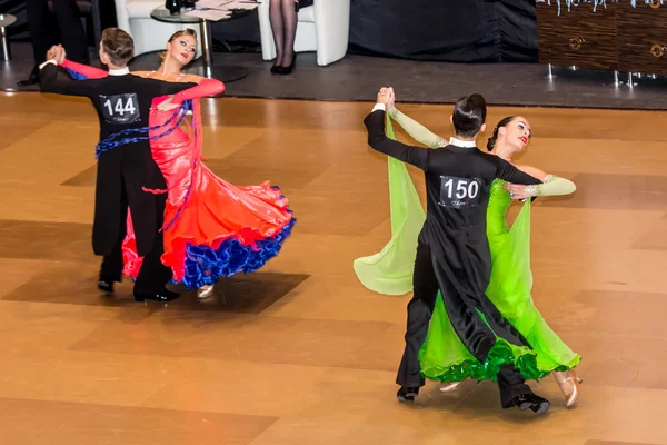 Concorrenti che ballano il valzer lento sulla conquista della danza — Foto Stock