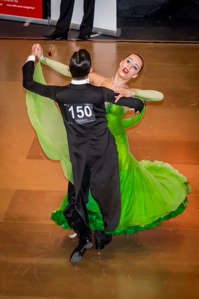 Competidores dançando valsa lenta na conquista da dança — Fotografia de Stock