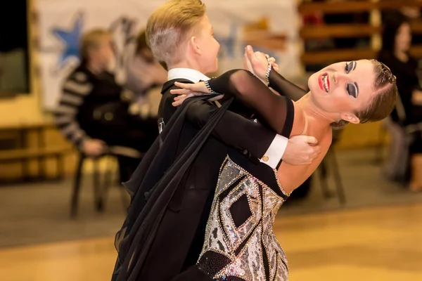 Concorrenti che ballano il valzer lento sulla conquista della danza — Foto Stock