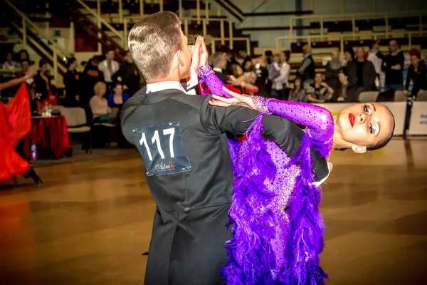 Konkurrenten tanzen langsamen Walzer auf der Tanzeroberung — Stockfoto