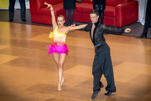 Konkurrenten tanzen lateinamerikanischen Tanz auf der Eroberung — Stockfoto