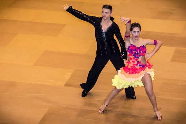 Competidores bailando baile latino sobre la conquista —  Fotos de Stock