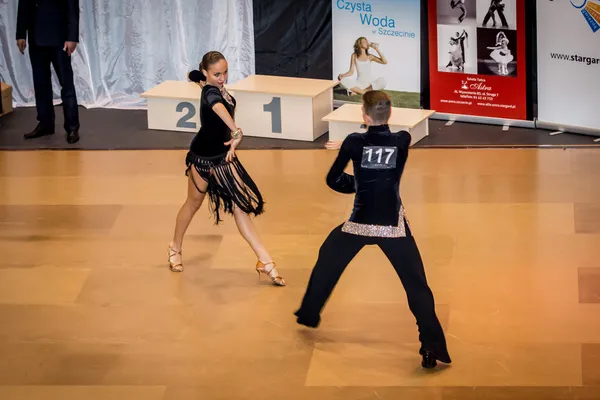 Les concurrents dansent la danse latine sur la conquête — Photo
