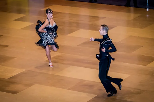 Konkurrenter dansa latin dans på erövringen — Stockfoto