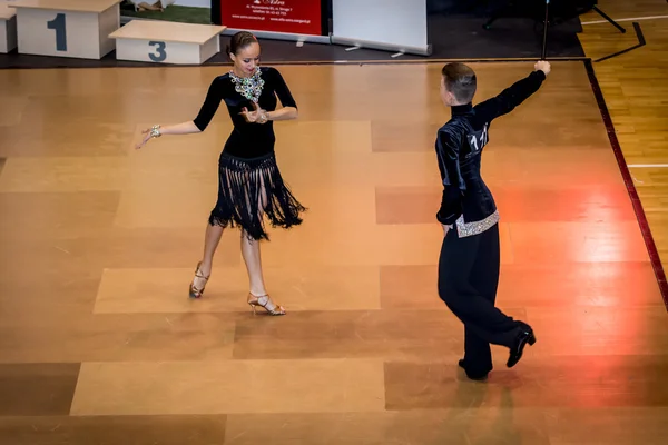 Competidores dançando dança latina na conquista — Fotografia de Stock