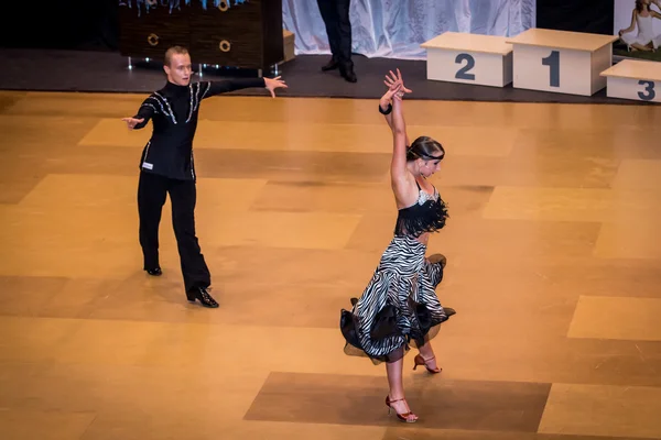 Les concurrents dansent la danse latine sur la conquête — Photo