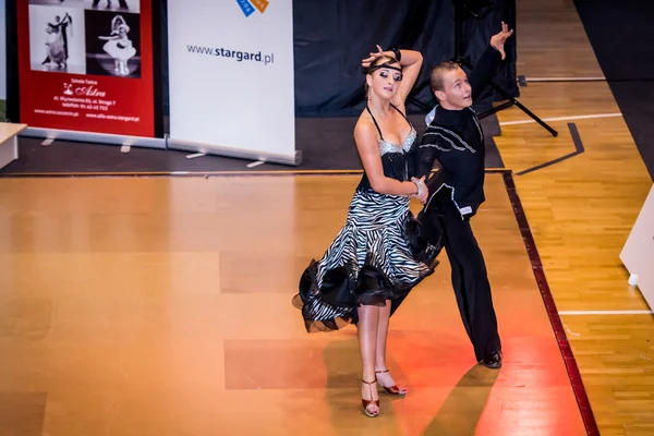 Competidores bailando baile latino sobre la conquista —  Fotos de Stock