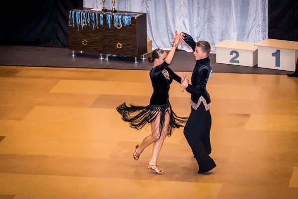 Competidores bailando baile latino sobre la conquista — Foto de Stock