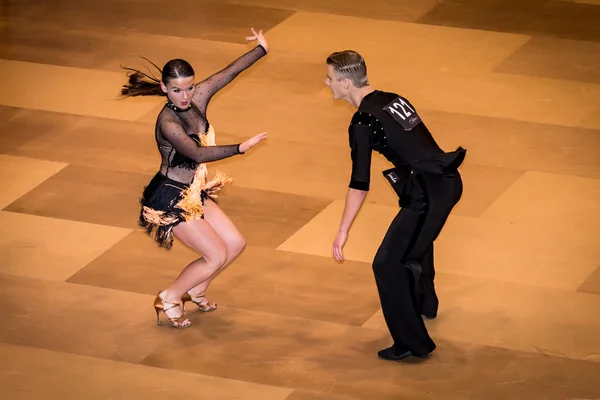 Competidores bailando baile latino sobre la conquista — Foto de Stock