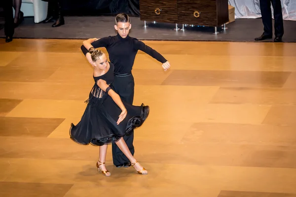 Competidores bailando baile latino sobre la conquista —  Fotos de Stock