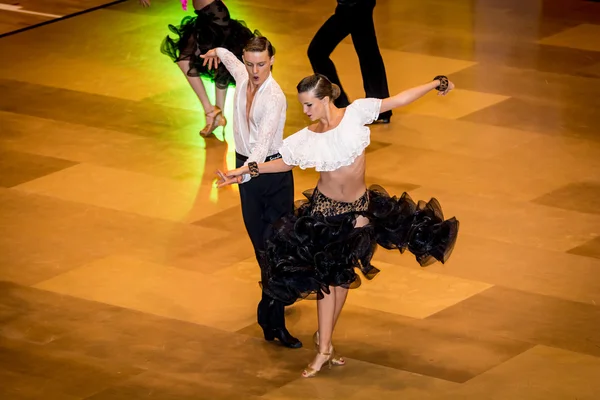 競合他社の征服にラテンのダンスを踊る — ストック写真