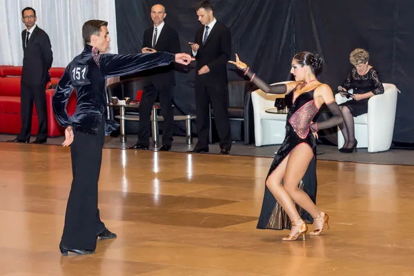 Konkurrenter dansa latin dans på erövringen — Stockfoto