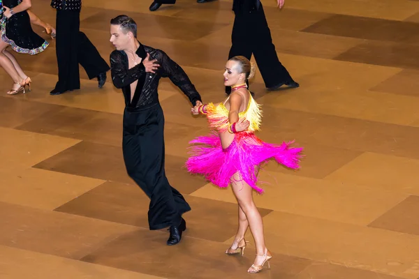 Konkurrenter dansa latin dans på erövringen — Stockfoto