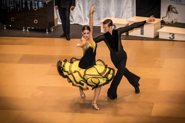 Concurrenten latin dans dansen op de verovering — Stockfoto