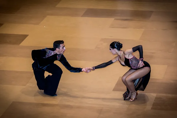 Competitors dancing latin dance on the conquest — Stock Photo, Image