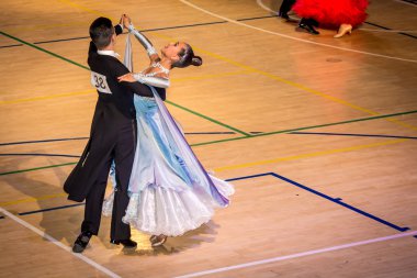 Yarışmacılar yavaş vals dansı conquest üzerinde dans