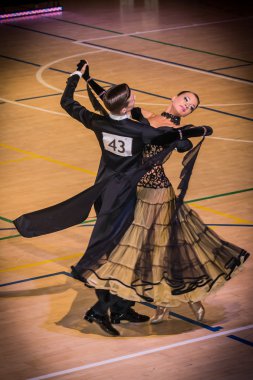 Yarışmacılar yavaş vals dansı conquest üzerinde dans