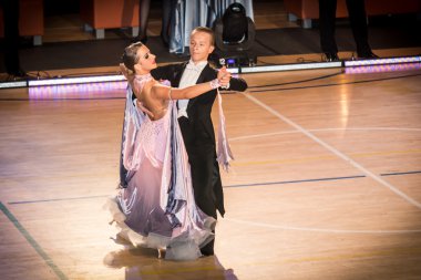 Yarışmacılar yavaş vals dansı conquest üzerinde dans