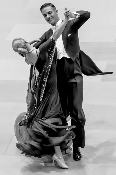 Competidores bailando vals lento en la conquista de la danza — Foto de Stock