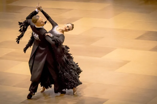 Competidores dançando valsa lenta na conquista da dança — Fotografia de Stock