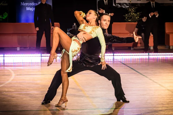 Competitors dancing latin dance on the conquest — Stock Photo, Image