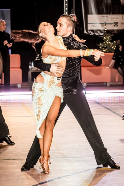 Competidores bailando baile latino sobre la conquista — Foto de Stock