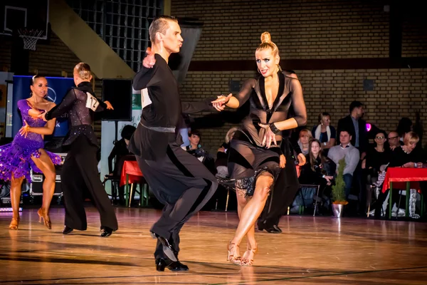 競合他社の征服にラテンのダンスを踊る — ストック写真