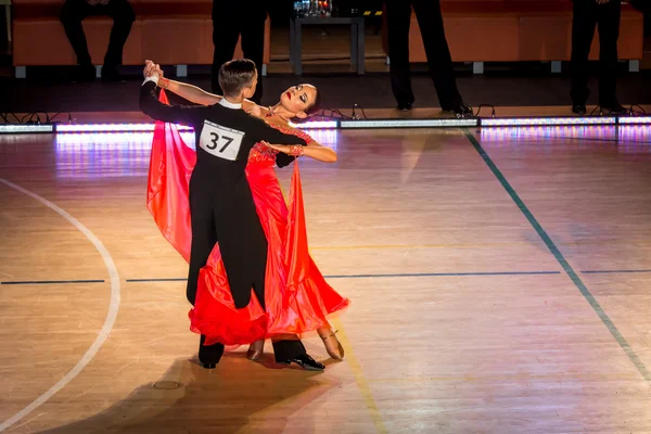 Competidores bailando vals lento en la conquista de la danza — Foto de Stock