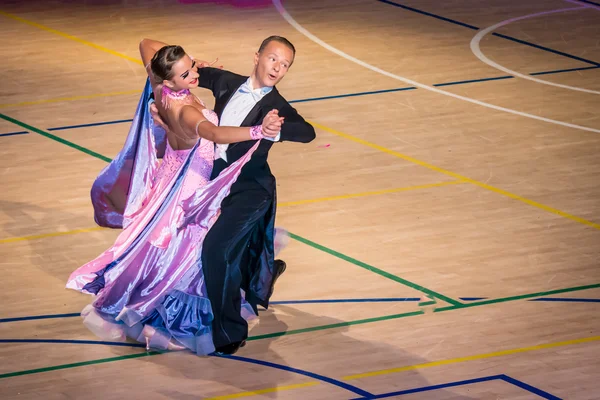 Competidores dançando valsa lenta na conquista da dança — Fotografia de Stock